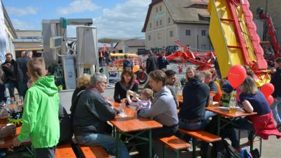 Bild: jr
Viele Besucher kamen am Sonntag zur Landtechnikschau auf das Gelände der Volksbank Raiffeisenbank Nordoberpfalz nach Waldsassen.