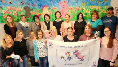 Bild: ohr
„Freunde-Trainer“ Siegfried Urbas (rechts) qualifizierte das pädagogische Fachpersonal des Kindergartens und der Krippe Schmidgaden in der zweieinhalbtägigen Fortbildung „Freunde“ .