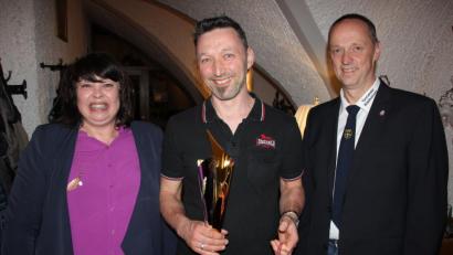 Bild: kro
Der „Karl-Queitsch-Gedächtnispokal“ ging in diesem Jahr an Marco Pilsak – im Bild zusammen mit der TVW-Vorsitzenden Silvia Stark und Stellvertreter Werner Rustler.