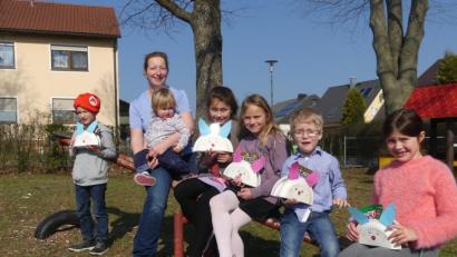 Bild: rn
Kathleen Walberer begleitete die Kinder beim Osternestsuchen im Pfarrgarten.