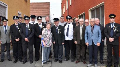 Bild: rgr
SRK-Kreisvorsitzender Richard Hofmann (links) und Wilhelm Seel, der SRK-Vorsitzende von Grafenwöhr (rechts), zeichnen viele treue Mitglieder aus und überreichen Verdienstkreuze Erster und Zweiter Klasse.