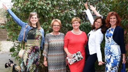 Bild: exb
Ingeborg Fladerer (Zweite von links) hat zur Frühjahrs- und sommermodenschau eingeladen.