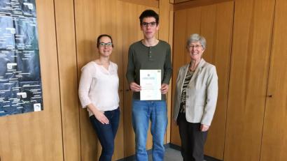 Bild: exb
Kepler-Schüler Elias Neumann ist beim Landeswettbewerb Mathematik erfolgreich. Schulleiterin Sigrid Bloch (rechts) und Lehrerin Stephanie Kiener gratulieren.