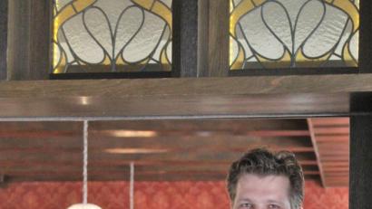 Bild: mvs
Jongliert nicht nur Töpfe meisterlich: Gregor Hauer, Chef-Koch und zugleich Geschäftsführer der "Wutzschleife" in Rötz, hat seinen Michelin-Stern erfolgreich verteidigt.