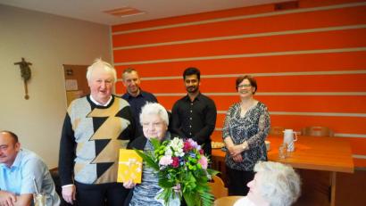 Bild: gz
Die Mitglieder der Kirchenverwaltung und des Pfarrgemeinderats um Pfarrer Erwin Bauer und Pfarrvikar Bivin gratulieren Schwester Ehrengard nachträglich zum 85. Geburtstag.