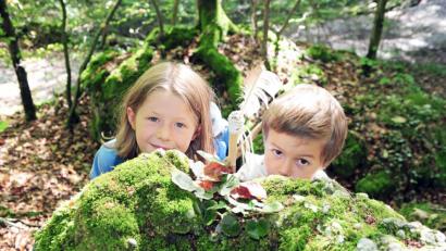 Symbolbild: photophonie – stock.adobe.com
Manchmal liegt das Glück so nah: Spielen in der Natur macht den meisten Kindern Spaß.