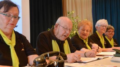 Bild: Kunz
Die Theatergruppe "MimOldies" rezitiert Erich Kästner: "Wirklich reich ist, wer mehr Träume in der Seele hat, als die Realität zerstören kann.".