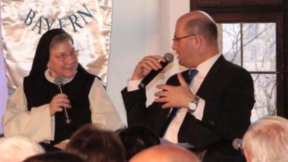 Bild: ui
Äbtissin Laetitia Fech aus Waldsassen (Zweite von links) spricht mit Albert Füracker (Mitte) in einer Runde mit Kabarettist Michl Müller (links), der oberfränkischen Regierungspräsidentin Heidrun Piwernetz und Ex-Clubprofi Marek Mintal über Heimat. Bei der anschließenden Preisverleihung bekommt auch die Oberpfälzer Zoiglkultur einen weißen Porzellanlöwen.