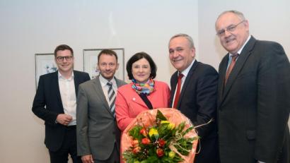 Bild: Gabi Schönberger
Lothar Höher und Kurt Seggewiß (von rechts) sowie Wirtschaftsförderer Nikolas Lahovnik (von links) begrüßen NOC-Managerin Reinhild Holthaus.