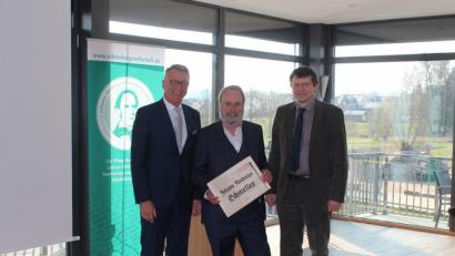 Bild: Susanne Forster
Erster Bürgermeister Franz Stahl (von links), Jubilar und "Dialektpapst" Ludwig Zehetner und erster Vorsitzender der Johann-Andreas-Schmeller-Gesellschaft Christian Ferstl.