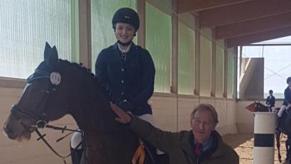 Bild: exb
Richter Franz Eichelsbacher gratulierte Celina Vetter auf „Quick Stepp“ zu ihrem Erfolg.