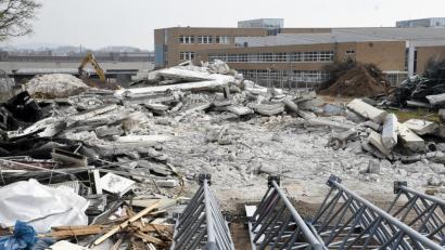 Bild: Petra Hartl
Bei Siemens in Amberg wird fleißig gebaut. Doch statt auf das neue Lieferzentrum setzt man hier auf das Digitalisierungszentrum für Kunden, Besucher und Forschungszwecke, das als Ersatz für das Sportheim der inzwischen aufgelösten Sportgemeinschaft (SG) Siemens errichtet wird.