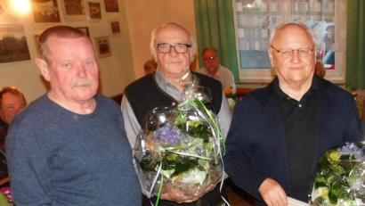 Bild: hai
50 Jahre gehört Fritz Grüner aus Speichersdorf (Mitte), 25 Jahre Karl Vogel aus Windischenlaibach (rechts) dem Obst- und Gartenbauverein ein. Vorsitzender Horst Surauf dankt es ihnen mit Treueurkunden und Blumenbouquets.