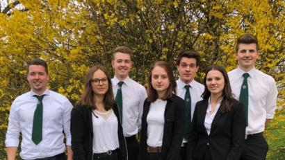 Bild: exb
Mit diesem Team geht die Landjugend ins nächste Vereinsjahr. An der Spitze stehen nun Petra Schönberger und Thomas Flierl. Unser Bild zeigt (von links) die Beisitzer Thomas Dotzler und Bettina Schönberger, Kassier Matthias Flierl, zweite Vorsitzende Tina Baier, zweiten Vorsitzenden Lorenz Kleber, Vorsitzende Petra Schönberger und Vorsitzenden Thomas Flierl.