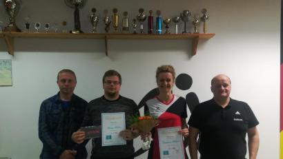 Bild: ak
Vorsitzender Andreas Braunreuther (rechts) und Sportwart Christian Kastner küren die Vereinsmeister Marius Böhm und Christiane Bäuml (von links).