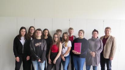 Bild: jzk
Realschuldirektor German Helgert (rechts) gratulierte den Schülerinnen und Schüler von der Wahlfachgruppe „Schülerzeitung“ und ihrer betreuenden Lehrkraft Andrea Bauernschmitt (Zweite von rechts) zum ersten Preis für die Schülerzeitung "hilde".