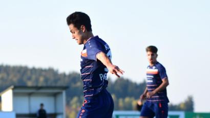 Bild: Schrems
Normalerweise grätscht Vaclav Peroutka (am Boden) nur auf dem Spielfeld dazwischen. Nach der 1:5-Pleite gegen Mistelbach packte der Trainer des SV Poppenreuth aber die verbale Grätsche aus.