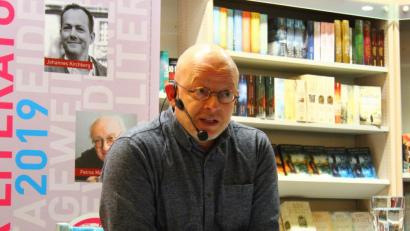 Bild: stg
Engagiert, wort- und gestenreich stellt Timur Vermes sein Buch „Die Hungrigen und die Satten“ vor.