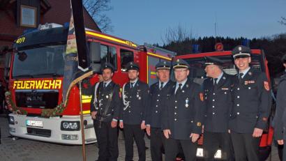 Bild: sön
Zur Fahrzeugsegnung waren neben dem neuen MLF und der Wolfsbacher Fahnenabordnung Feuerwehrvorsitzender Heinrich Eichenseer, KBI Hubert Blödt, KBM Jürgen Ehrnsberger und 2. Kommandant Dominik Ernst angetreten.