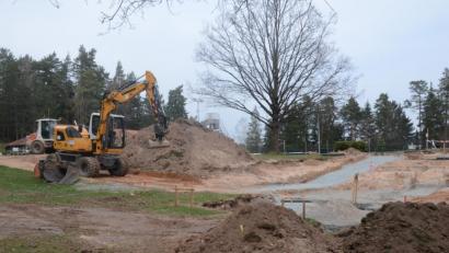 Bild: Kunz
Und hier wollen schon Mitte Mai die ersten Badegäste liegen? Oberhalb des Wellenbeckens im Schätzlerbad breitet sich aktuell eine große Baustelle aus.