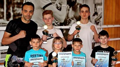 Bild: R. Kreuzer
Die Kickbox-Gruppe kehrt siegreich aus Ulm zurück: Trainer Jose Callejon (links) freut sich mit Kevin van den Heuvel, Joannis Papastergion, Viktor Gideon. Smilla Heidenreicht, Daniil Gideon und Cedric Stiegler.