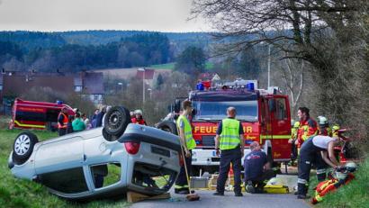 Bild: jma
Ein Unfall, in den drei Fahrzeuge verwickelt sind und mehrere Menschen verletzt werden, ist das Übungsszenario für Rettungskräfte am Samstagnachmittag in Neuhaus an der Pegnitz.