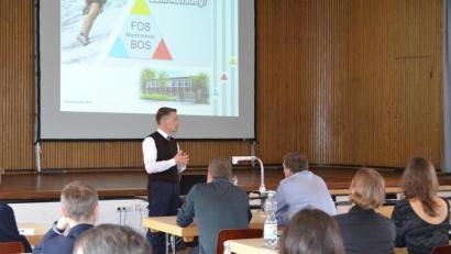Bild: exb
Der Landtagsabgeordnete Tobias Reiß stand den Schülern und Lehrern gut zwei Stunden Rede und Antwort.