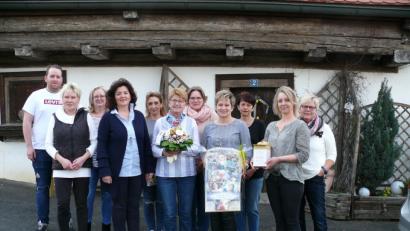 Bild: kgg
Liane Kolb (Mitte, mit Blumen), ist jetzt nach 27-jähriger Tätigkeit als Metzgerei-Fachverkäuferin beim "Thamanigl" verabschiedet worden. Gisela Malzer (Vierte von links) und die Mitarbeiterinnen wünschten eine gute Zeit.