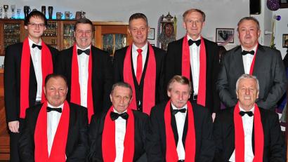 Bild: R. Kreuzer
Rote Socken und roter Schaler sind ihr Erkennungszeichen: (sitzend, von links) Robert Kastl, Rudolf Prichta, Richard Kummer, Richard Einsporn und (stehend, von links) Tobias Ach, Reinhard Sassmann,
Stephan Schorr, Karlheinz Ach und Thomas Piesche.