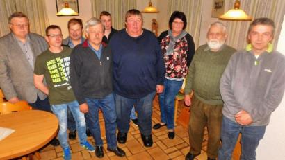 Bild: hai
Markus Bauer, Ernst Gebhard, Edeltraud Poisl, Reinhold Pöhlmann, Hermann Nickl, Stefan Purucker und Stefan Kausler (von rechts) übernehmen Verantwortung bei den Jagdgenossen. Bürgermeister Manfred Porsch (links) dankt ihnen dafür.