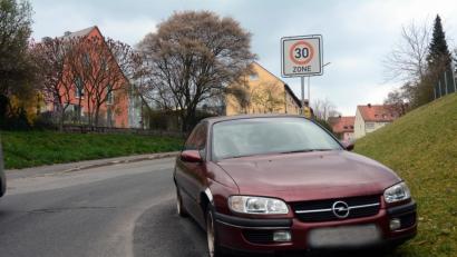 Bild: Gabi Schönberger
Dieses weinrote Auto steht seit mindestens einem halben Jahr an der Schillerstraße in Neustadt/WN.