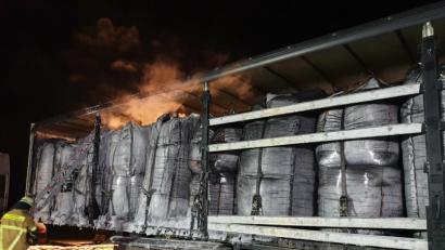 Bild: exb/Feuerwehr Schwandorf
Rund 30 000 Euro Schaden entstanden bei dem Brand eines Lastwagens auf einem Parkplatz vor der Autobahn-Ausfahrt Schwandorf-Mitte.