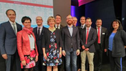 Bild: mma
Von links:
Schulrat Stephan Tischer
SchADin Renate Vettori.
AD Thomas Ungerer,
Beatrix Hilburger, SchADin
Gerald Haas, SchAD
Tobias Frischholz, Beratungsrektor MiB
Johann Hilburger, LtRSchD
Jürgen Bomertl, SchR
Johannes Schirrmacher, Koordinator
Alexander Friedl, KR und KdB
Birgit Härtl, Rin
