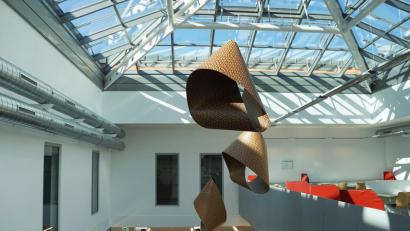 Bild: exb
Das Mobile in der Bibliothek der OTH Amberg-Weiden am Campus Weiden.