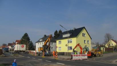 Bild: kgg
Am Ortsausgang in der Egerer Straße ist die Baustelle eingerichtet. Die Bundesstraße ist voraussichtlich bis zur Jahresmitte halbseitig gesperrt; der Verkehr wird mit Ampelbetrieb geregelt.