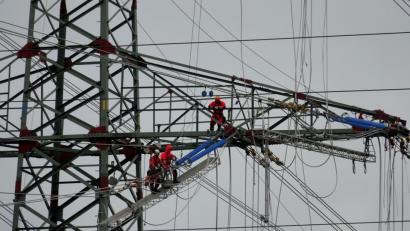 Bild:  Carsten Rehder/dpa
Damit der Strom sich seinen Weg durchs Land bahnen kann: Monteure arbeiten an einer Freileitung.