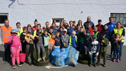 Bild: jr
Jugendbeauftragter Wolfgang Pötzl (Zweiter von rechts) freute sich über die breite Unterstützung für die Ramadama-Aktion.