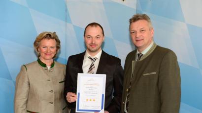 Bild: Irma Gessner
Der Chef des Landhotels Goldenes Kreuz in Moosbach Michael Schieder (Mitte) wird von Angela Inselkammer von der DEHOGA und dem Bayerischen Wirtschafts- und Tourismusstaatssekretär Roland Weigert bei der Deutschen Hotelklassifizierung mit der Urkunde im Drei-Sterne-Bereich ausgezeichnet.