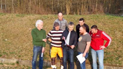 Bild: cro
Besprechung der Sanierungsmaßnahmen am Sportplatz mit Eugen Schimmel vom Planungsbüro, Alexander Klettner, Jürgen Lugert, Bürgermeister Thomas Meiler, Sandro Lugert, Benedikt Gradl und Michael Sigritz.