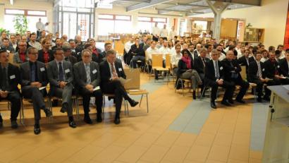 Bild: gf
In der Berufsschul-Aula hatten sich Vertreter des politischen Lebens, ehemalige Schüler sowie Projektpartner-Firmen versammelt.