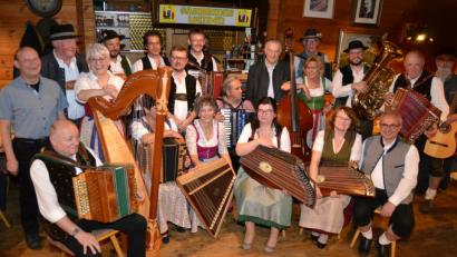 Bild: hcz
Georg Hüttner (links) und zweiter OWV- Vorsitzender Hans Fröhlich (sitzend rechts) präsentierten die beiteiligten Musikanten beim 49. Musikantenstammtisch in der Strobelhütte.