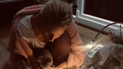 Bild: Andrea Hartung
Rocky inspiziert ganz genau, was sein Frauchen da so macht - vielleicht ist an ihm ein Künstler verloren gegangen.