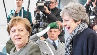 Bild: Michael Kappeler/dpa
Bundeskanzlerin Angela Merkel (links) empfängt die britische Premierministerin Theresa May vor dem Bundeskanzleramt zu einem Gespräch. Thema ist die Vorbereitung des Brexit-Sondergipfels der EU.