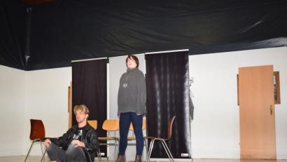 Bild: bnr
In beklemmender Weise zeigt das mobile Schultheater das Elend, das Drogen anrichtet. Schonungslos und authentisch spielen Jessica und Ole den damit verbundenen körperlichen und geistigen Verfall.