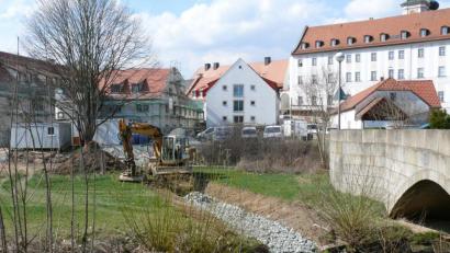Bild: kgg
Zwischen Mühlenviertel und Wondreb hat ein Bagger mit dem Ausheben eines Grabens begonnen; die Arbeiten ruhen aber inzwischen wieder.
