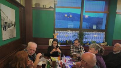 Bild: eib
Jeder Gast der Stammtischrunde erzählt von seinen Erfahrungen beim Einkaufen im Nachbarland. In der Bildmitte Organisatorin Klara Halienková.