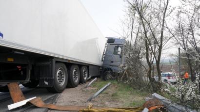 Bild: Christopher Dotzler
Der Schaden an der Leitplanke und am Lastwagen beläuft sich nach einem Unfall am Mittwochnachmittag im fünfstelligen Bereich.