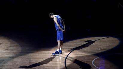 Bild: Tony Gutierrez
Dirk Nowitzki wird nach dem Heimspiel der Dallas Mavericks verabschiedet. Foto: Tony Gutierrez/AP