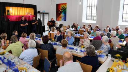 Bild: Thomas Dobler
Für den evangelischen Seniorenkreis in Schwandorf (Bild) wäre es in der Regel kein Problem gewesen, die alten Fördergrenzen zu überspringen. Aber es gibt auch kleinere Seniorenclubs, die sich bislang damit härter taten. Das soll nun besser werden.
