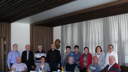 Bild: kgg
Die Seniorenbeauftragten zusammen mit (hintere Reihe, von links) Ludwig Spreitzer, Karlheinz Hoyer, Siegfried Achatz und Wolfgang Fenzl (Leiter Seniorenfachstelle beim Landratsamt) sowie von rechts Hildegard Spreitzer und Nicole Fürst.